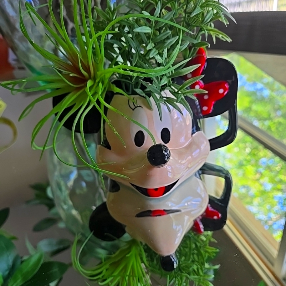 Disney Minnie Mouse Beverage Plant Supply Mug. Nwt